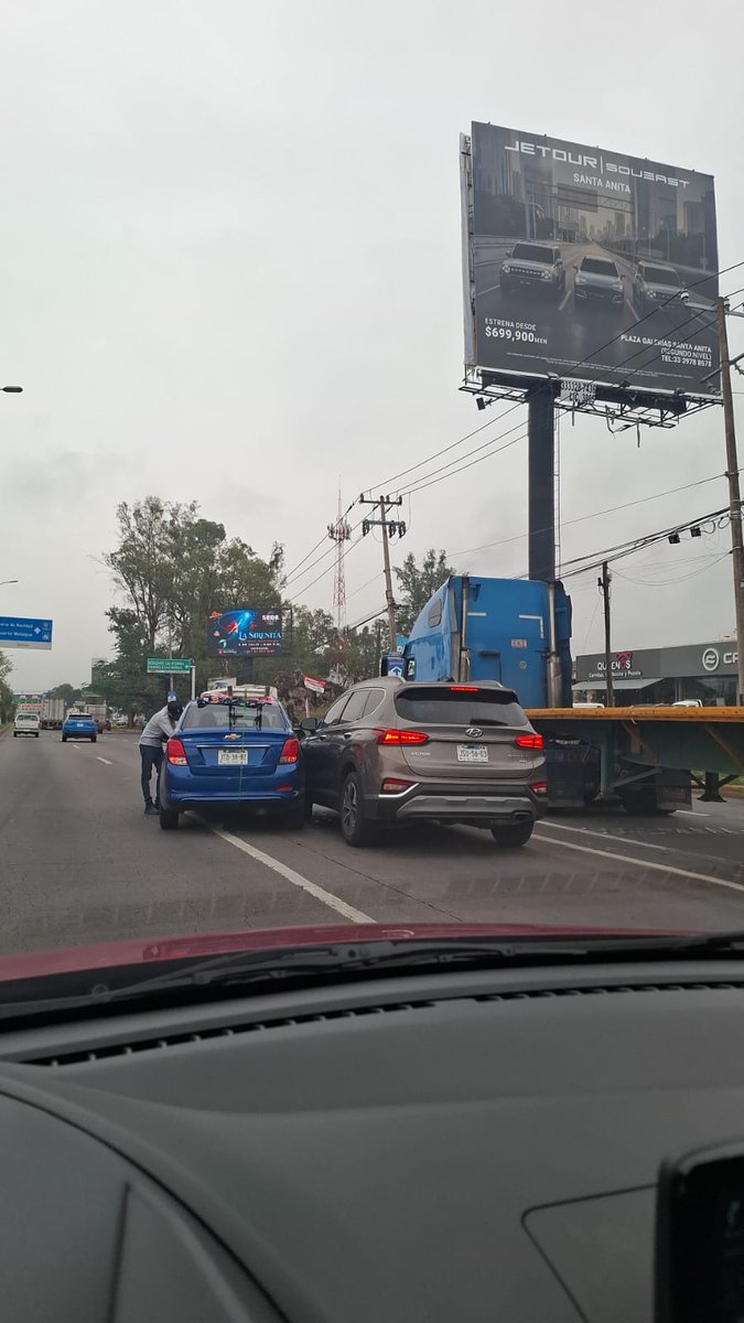Trafico_ZMG's tweet photo. 🚗💥 #ChoquesMateos 😬
Dos vehículos protagonizaron un percance sobre López Mateos y Camino a Las Moras, en sentido de norte a sur.
⚠️ Se registra carga vehicular en la zona. Maneja con precaución.🚦🚙
#TráficoZMGPeriodismoCiudadano https://t.co/3pdudqDHNc