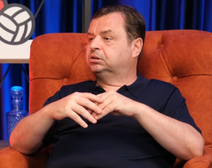 gibbybaris's tweet photo. 🎙️ Shining Stars Menajerlik Şirketi Genel Müdürü Tunç Afşar:

Hep şu eleştiriliyor; "Türk oyuncular çok yüksek paralar alıyor." Türk oyuncular çok yüksek paraları almıyor. Türk oyuncular Türkiye gerçeğine, Türkiye ekonomisinin gerçeğine paralel ücretler kazanıyor. 

Bugün evet yurt dışındaki birçok oyuncudan Euro bazında daha çok kazanıyorlar. Ama Türkiye'de misal, Avrupa'da belki ayda 500 Euro ile geçinebiliyorsunuz, Türk lirasına çevirdiğinizde bu 25.000 lira yapıyor.

Türkiye'de bugün normal şartlarda artık o sporcuların yaşam tarzından 100.000-150.000-200.000 liralar gerekiyor o yaşam tarzlarını devam ettirmeleri için.

O yüzden de hani Türk sporcuların aldığı ücreti "Türk oyuncular çok pahalı, Türk oyuncular çok kazanıyor" dan ziyade, bugün arabanızı yıkattığınızda artık 1000-1500 lira para veriyorsunuz. Valeye arabanızı bıraktığınızda 500-600-700 lira para veriyorsunuz. Bir yere yemeğe gittiğinizde en kötü büfeye gitseniz bile 700-800 lira para veriyorsunuz. 

Yani sporcuların aldığı parayı alım gücüyle karşılaştırdığınız zaman aynı şekilde sporculara da yurt dışına gidip "Şu kadar Euro'ya oynayacaksın" dediğin zaman, "Abi çok düşük değil mi?" diyorlar.

Evet, Türk lirasına çevirdiğinde çok düşük ama orada sen aylık 500 Euro ile geçiniyorsun. Burada aylık 25.000'e geçinme şansın yok, yani sporcunun o hayat şartlarında.

Oyuncularda bir de bu kendine yatırım yapma bilinci oturdu zaten. Yani sadece Zehra değil, bugün Sultanlar Ligi'nde, 1. Lig'de birçok sporcu şu anda ölü sezondayız, kendi bireysel antrenörlerine ya da spor salonlarına gidiyor. 

Spor salonu dediğiniz aylık bugün 30.000 liradan başlıyor spor salonlarına kayıt ya da bireysel bir çalışma yapmak istediğiniz zaman. Bunları kendini hazır tutmak için bu parayı vermek zorunda sporcu. Yoksa "Benim Nisan ayında sezonum bitti, kontağı kapayayım, Ağustos'ta açayım" bu şekilde olmuyor.

📺 Voleybol Aktüel TV