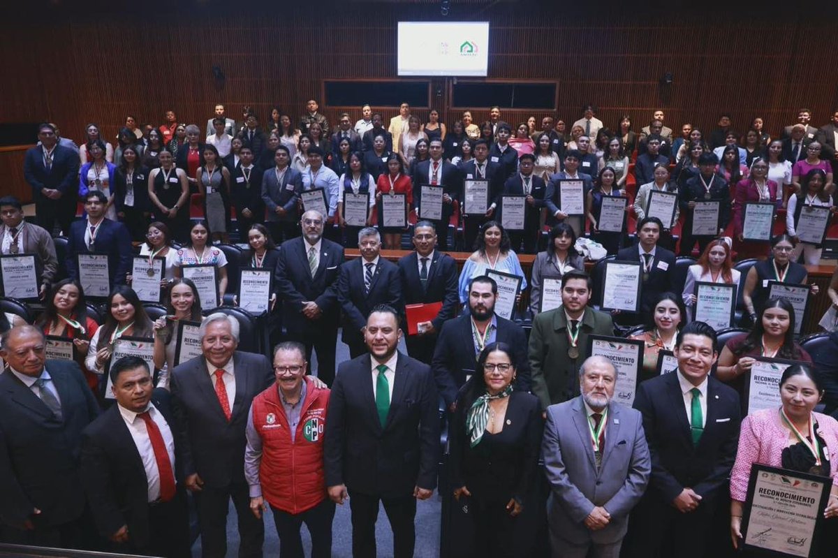 Imagen_Oax's tweet photo. Juventud y vocación de servicio: Celebran la 5ª Edición de los Reconocimientos Nacionales al Mérito Estudiantil 2026

​El H. Congreso de la Unión fue la sede de este galardón que impulsa el relevo generacional y la ingeniería con sentido humano en México.

​CIUDAD DE MÉXICO.- En un emotivo e importante encuentro que consolida el compromiso con el talento joven del país, se llevó a cabo con éxito la 5ª Edición de los Reconocimientos Nacionales al Mérito Estudiantil 2026. Teniendo como escenario el H. Congreso de la Unión, la Sociedad Mexicana de Ingenieros (SMI) galardonó a las y los estudiantes más destacados, reafirmando la urgencia de impulsar un relevo generacional preparado para los retos del futuro.

​Durante la ceremonia, los liderazgos de la SMI hicieron un firme llamado a la acción. El Mtro. Alberto Luria Aquino, Vicepresidente Nacional Juvenil del organismo, enfatizó que este galardón no debe ser considerado un fin en sí mismo, sino el inicio de una etapa de mayor responsabilidad social.
​"Este reconocimiento no es una meta, sino un nuevo punto de partida para provocar los cambios que México necesita, siempre ejerciendo el liderazgo con humildad y vocación de servicio", puntualizó Luria Aquino, instando a los jóvenes a mantener un sentido de urgencia ante las problemáticas nacionales.

​Por su parte, el Dr. José Marcos Matus respaldó la visión del liderazgo juvenil y externó la profunda admiración de la institución hacia los condecorados, destacando la entrega y la dedicación de quienes hoy representan el "Orgullo SMI". Matus subrayó que esta nueva generación demuestra diariamente su capacidad y determinación para realizar ingeniería de alto nivel, pero sobre todo, con un profundo rostro humano y social.

​El evento concluyó entre felicitaciones a los galardonados de diversas regiones del país, dejando en claro que el futuro de la ingeniería mexicana se encuentra respaldado por una juventud proactiva, solidaria y lista para transformar el entorno técnico y social de la nación.