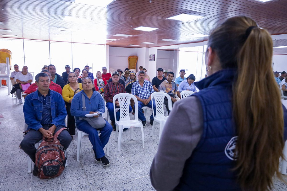 CundiAgro's tweet photo. Prepararnos hoy es proteger la producción agropecuaria del mañana. 💧🌱

Ante el posible impacto del Fenómeno del Niño 2026, avanzamos en jornadas de capacitación dirigidas a 180 productores beneficiarios de reservorios de agua para uso agropecuario. #CundiSePrepara https://t.co/G28sSw3v4X