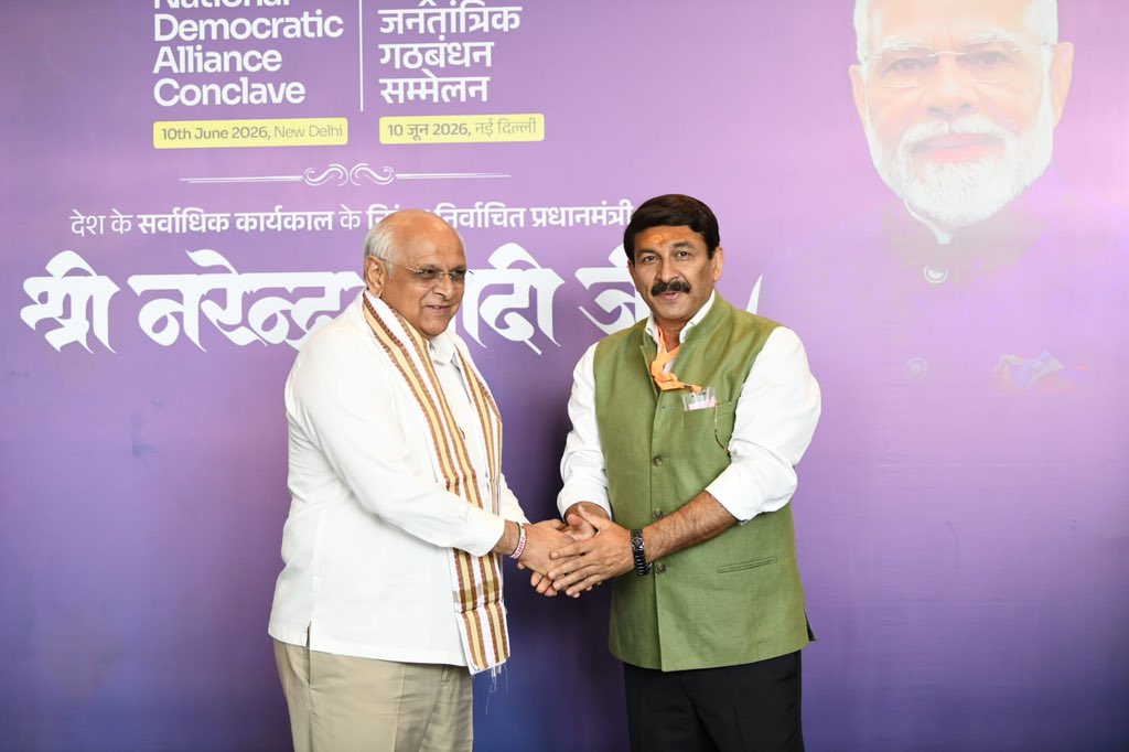 ManojTiwariMP's tweet photo. आज भारत मंडपम में हुई बैठक में भाग लेने के लिए पधारे गुजरात के माननीय मुख्यमंत्री श्री @Bhupendrapbjp जी का मैंने अंगवस्त्र पहनाकर किया अभिनंदन और स्वागत। #LongestServingElectedPMModi #12YearsOfModiGovernment  #12YearsOfSeva https://t.co/ZxLDiDyxKo