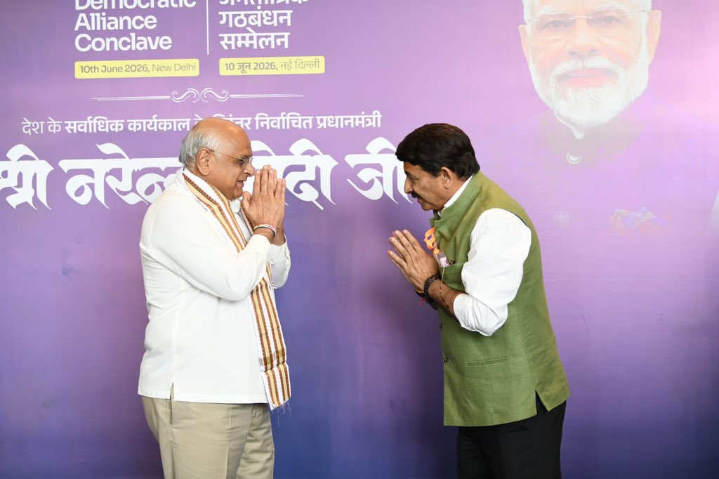 ManojTiwariMP's tweet photo. आज भारत मंडपम में हुई बैठक में भाग लेने के लिए पधारे गुजरात के माननीय मुख्यमंत्री श्री @Bhupendrapbjp जी का मैंने अंगवस्त्र पहनाकर किया अभिनंदन और स्वागत। #LongestServingElectedPMModi #12YearsOfModiGovernment  #12YearsOfSeva https://t.co/ZxLDiDyxKo