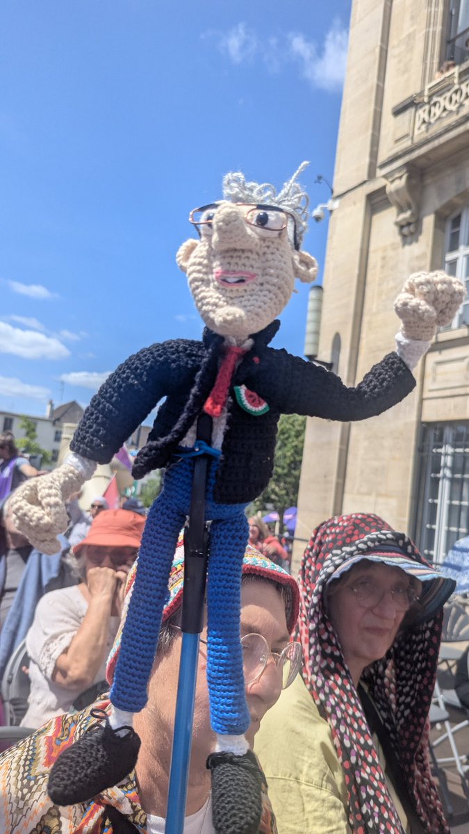 de_chardin's tweet photo. Vous flairez le loup ?

Vous trouvez pas étrange que les médias alignés répètent en boucle, forts de sondages divers et variés, que @JLMelenchon le non aligné est le + détesté alors qu’il bat des records de vidéos vues, de meetings géants et le seul à susciter autant de ferveur ? https://t.co/rQhATKWhRv