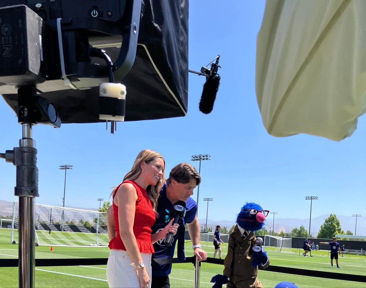 SamBorden's tweet photo. Nice to see #usmnt coach Mauricio Pochettino talking with the media.
#grover #whereismurray https://t.co/ilq2qSHFR7