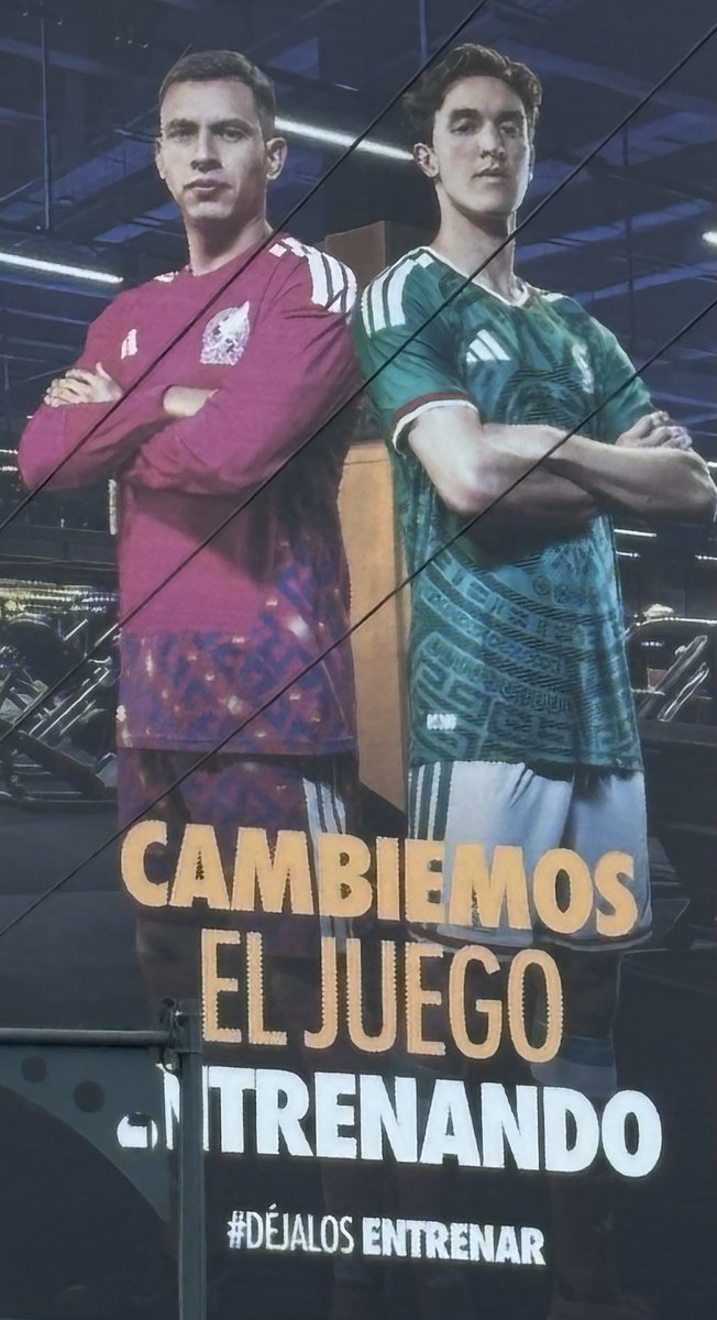 Mausayun's tweet photo. Una prueba de que nadie tiene la vida comprada…
Dos jugadores que hace unos meses estaban seguros en la selección mexicana hoy están fuera debido a sendas lesiones. Los anuncios que grabaron aún se exhiben en la CDMX. #mundialFiFA26 https://t.co/anQiYzueYk