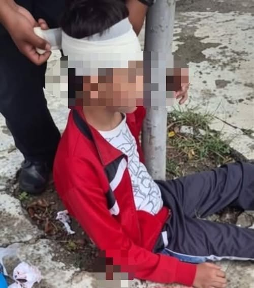 lunadeandromeda's tweet photo. OMISIÓN DE LA SEP: ALUMNO DE BACHILLERATO JOSÉ VASCONCELOS EN ATLIXCO AGREDIDO GRAVEMENTE; DENUNCIAS PREVIAS FUERON IGNORADAS
Un estudiante del Bachillerato José Vasconcelos, en Atlixco, tuvo que ser trasladado de urgencia al hospital tras recibir una agresión física dentro de las instalaciones escolares, que lo dejó inconsciente y con lesiones.
Lo más grave es que no fue un hecho aislado: la familia confirma que el menor ya había reportado con anterioridad una situación de acoso constante: burlas, amenazas y agresiones por parte de compañeros. Además, denunció que un docente realizaba comentarios inadecuados sobre su orientación de género.
Todos estos señalamientos fueron puestos en conocimiento de la dirección del plantel y de las autoridades educativas, pero no se tomó ninguna medida efectiva para protegerlo. La omisión permitió que el conflicto escalara al punto de que una persona ajena a la escuela logró ingresar y agredirlo violentamente.
Los familiares exigen una investigación a fondo para esclarecer cómo se permitió el acceso de un extraño, determinar la responsabilidad de la directora y el personal que ignoró las denuncias, y sancionar a quienes fallaron en su obligación de garantizar la seguridad e integridad de los alumnos.
Una vez más queda en evidencia que para la SEP las quejas de acoso y violencia en las escuelas no son prioridad: se denuncia, se ignora y se espera a que ocurra una desgracia para actuar.