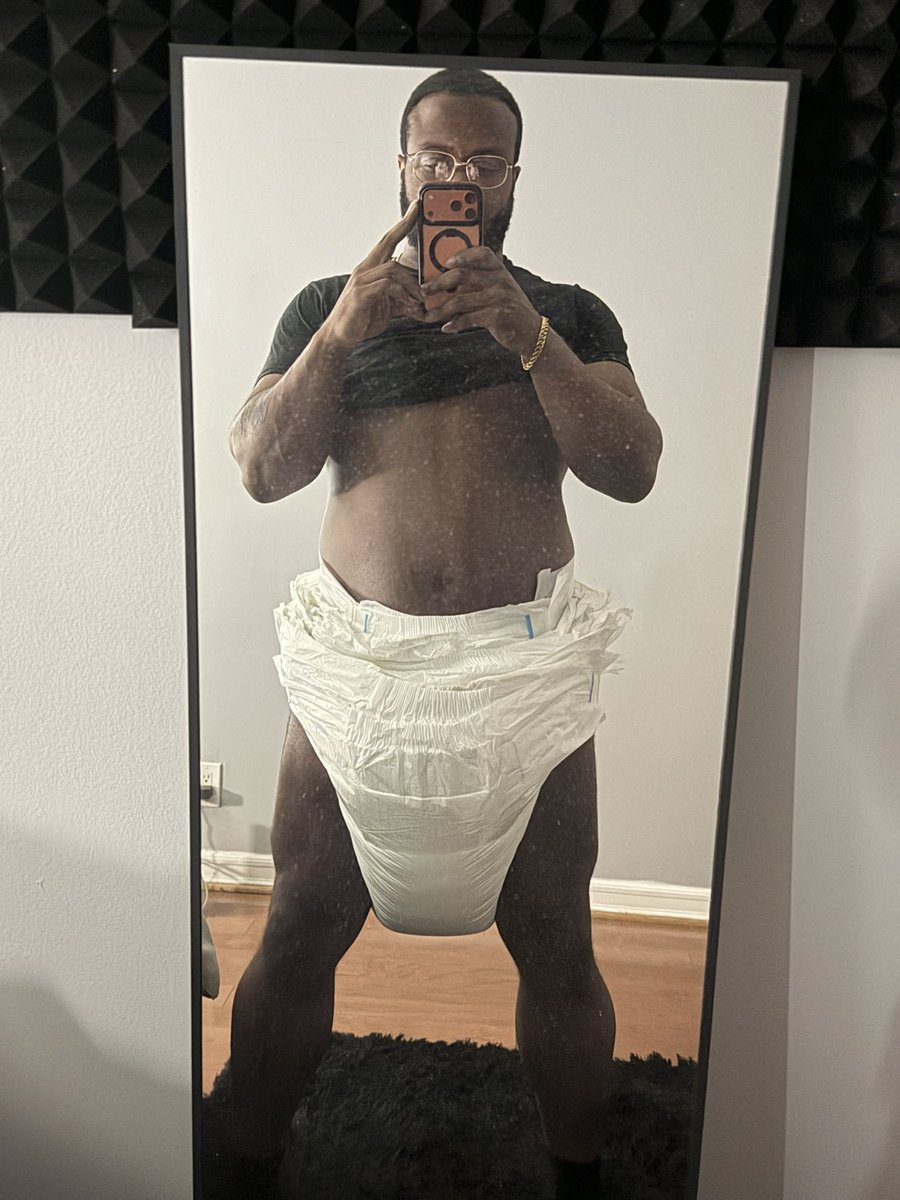 maxdiaperby's tweet photo. The process of diapering 😂 https://t.co/ItycavRpHS