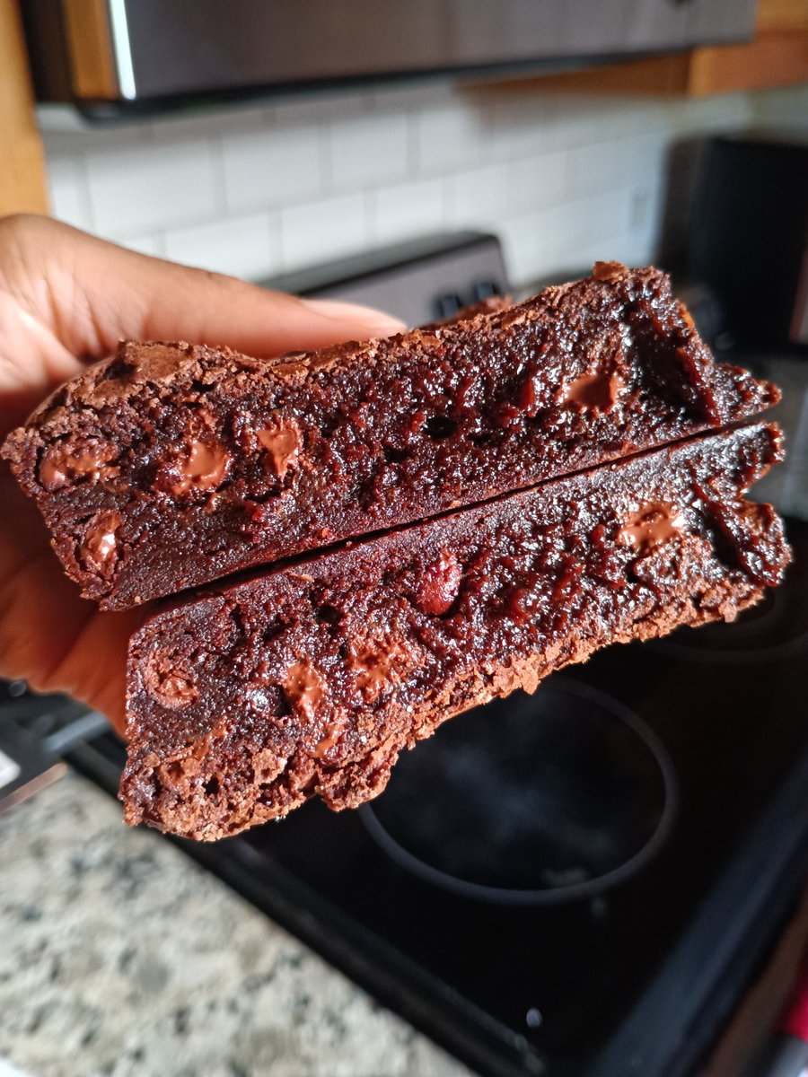 gaiabey13's tweet photo. These brownies are 100 percent plant based and never lacking in flavor. They are chocolatey, moist, and super decadent. Interested in purchasing? just send me a dm😁. https://t.co/2aV29OUixF