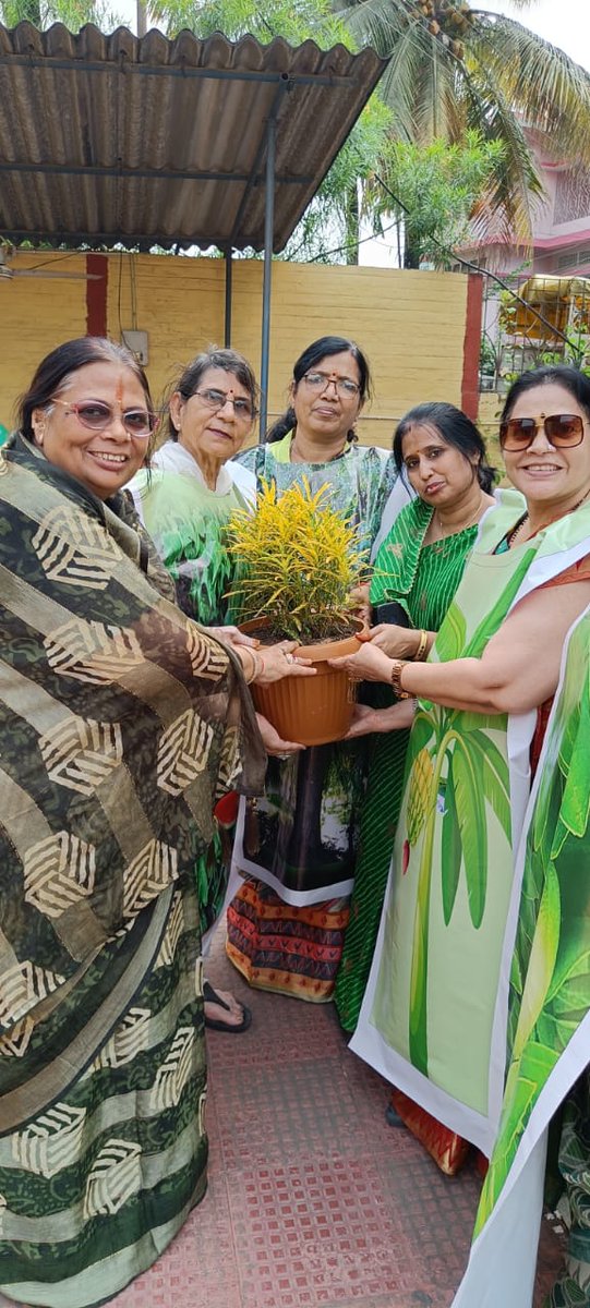 Digamberjain_MS's tweet photo. गुवाहाटी महिला महासभा द्वारा 5 जून, विश्व पर्यावरण दिवस के अवसर पर पौधारोपण कार्यक्रम आयोजित किया गया। पर्यावरण संरक्षण एवं हरित भविष्य के संकल्प के साथ सदस्यों ने पौधे लगाकर प्रकृति के प्रति अपनी जिम्मेदारी निभाई। 🌿💚 https://t.co/DXnRGue0Lc