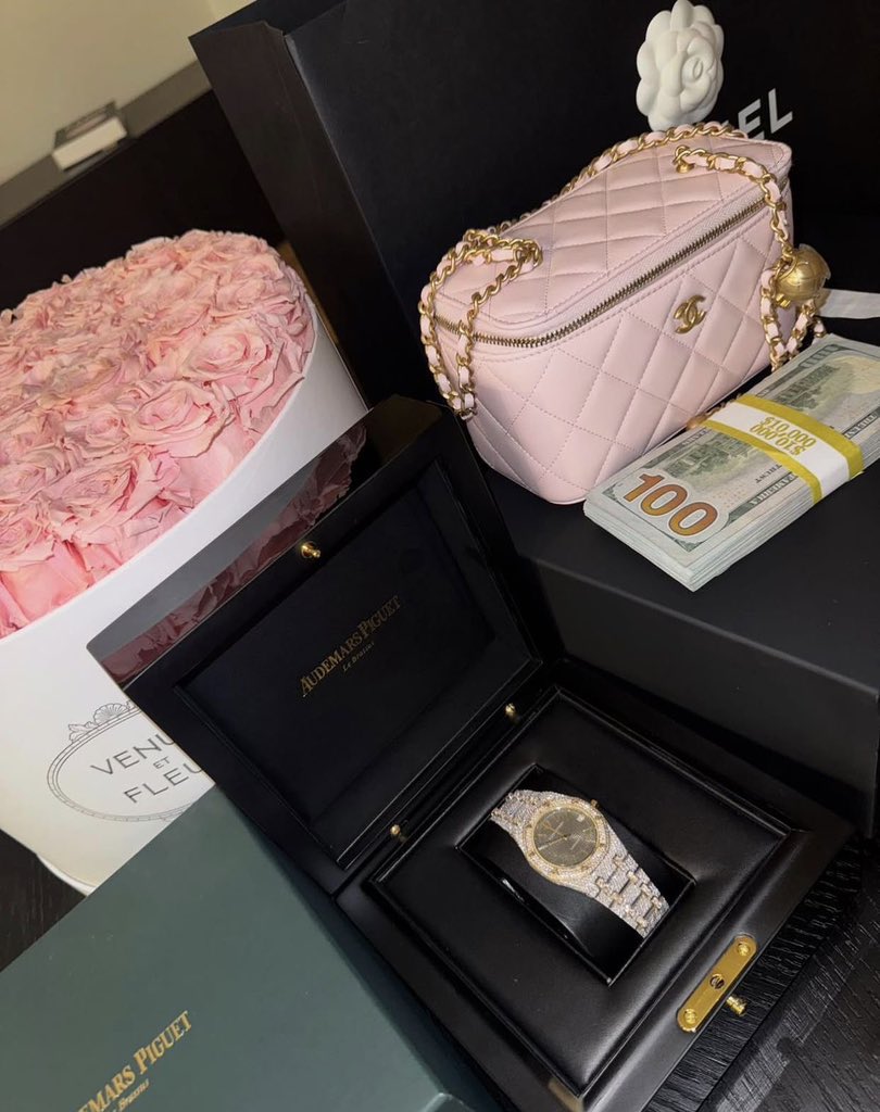 NChloegirl's tweet photo. New Money, New Watch, Nee Chanel bag 💸 https://t.co/IXjBmpWIKO