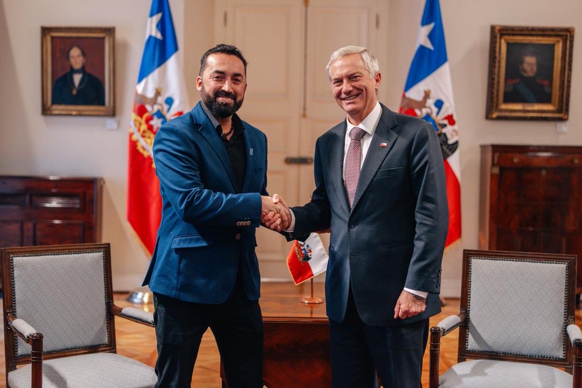 PresidenteKast's tweet photo. Hoy me reuní con el alcalde de Juan Fernández, Pablo Manríquez, para conocer las necesidades y desafíos de la única comuna de Chile que me falta por recorrer. Escuchar las urgencias de sus habitantes y trabajar por soluciones concretas es parte de nuestro compromiso con todos los chilenos, sin importar lo lejos que estén.