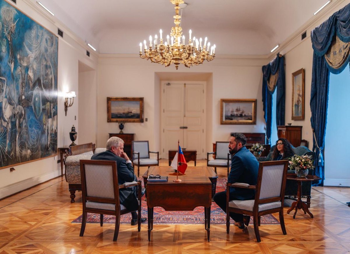 PresidenteKast's tweet photo. Hoy me reuní con el alcalde de Juan Fernández, Pablo Manríquez, para conocer las necesidades y desafíos de la única comuna de Chile que me falta por recorrer. Escuchar las urgencias de sus habitantes y trabajar por soluciones concretas es parte de nuestro compromiso con todos los chilenos, sin importar lo lejos que estén.