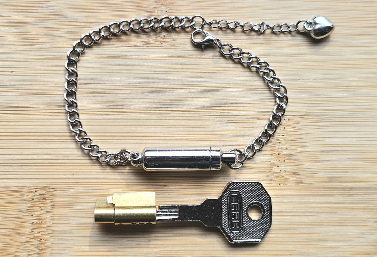LockedinL's tweet photo. The Secret Chastity Key Anklet is back in Stock !
https://t.co/OEDhCpxBjW https://t.co/waM7tr5las