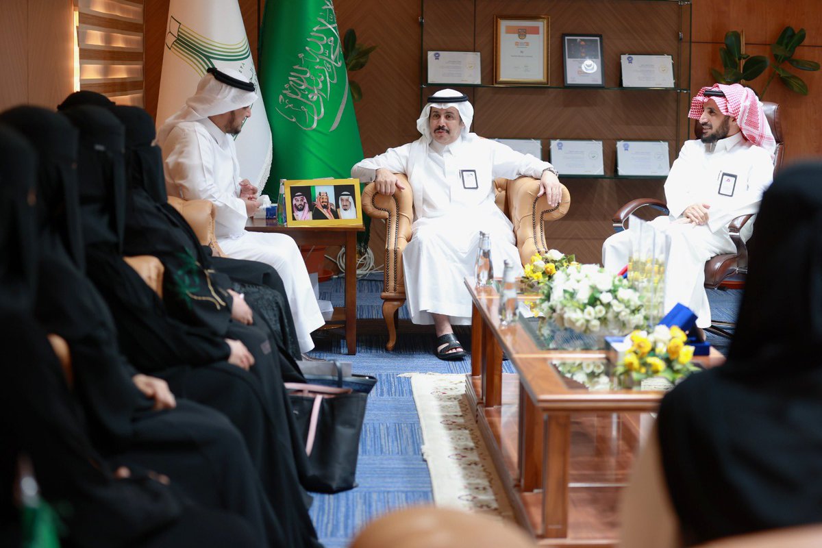 NBU_KSA's tweet photo. التقى رئيس #جامعة_الحدود_الشمالية أ.د.أحمد بن علي الرميح، بالطالبات الفائزات في جوائز دولية خلال مشاركتهن في معرض ITEX 2026 الدولي للابتكار والتقنية في ماليزيا، مثمنًا ما حققنه من إنجازات مشرفة تعكس تميز طالبات الجامعة وقدرتهن على المنافسة عالميًا. كما كرّمهن تقديرًا لجهودهن وإبداعهن، متمنيًا لهن مزيدًا من النجاح والإنجاز.
