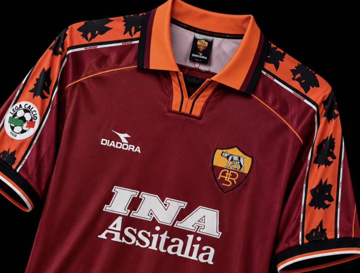 Top4_fb's tweet photo. Top 4 ( Roma kits 👕 ) of all time https://t.co/w5c0ysD8ll