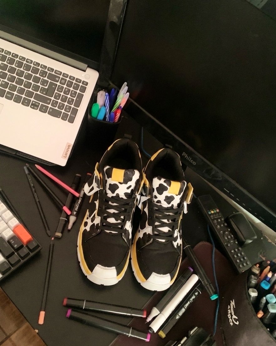 podymi's tweet photo. 50% dos sapatos concluídos! Finalizando um lado para o cosplay do @Vaquinhu https://t.co/UNzG2M6q4W