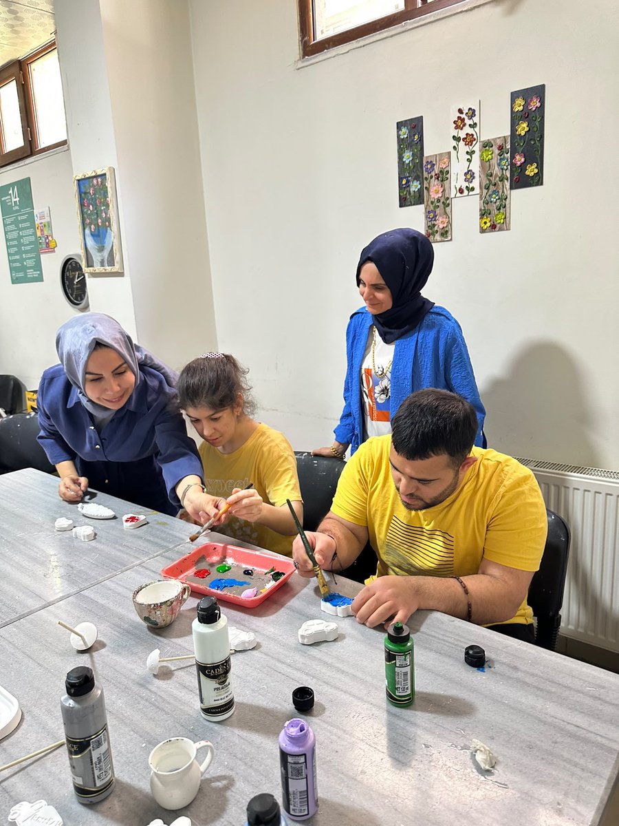 bingolashm12's tweet photo. 📍ADEM 2
İl Müdürlüğümüze bağlı Gündüzlü Bakım ve Rehabilitasyon Merkezinden hizmet  Özel çocuklarımız bugün ADEM 2’nin misafiri oldu. Seramik boyama etkinliği ve pasta kesimiyle keyifli anlar yaşayandı
Nazik davetleri ve samimi ev sahiplikleri için teşekkür ederiz. https://t.co/p5LXRZrwJN