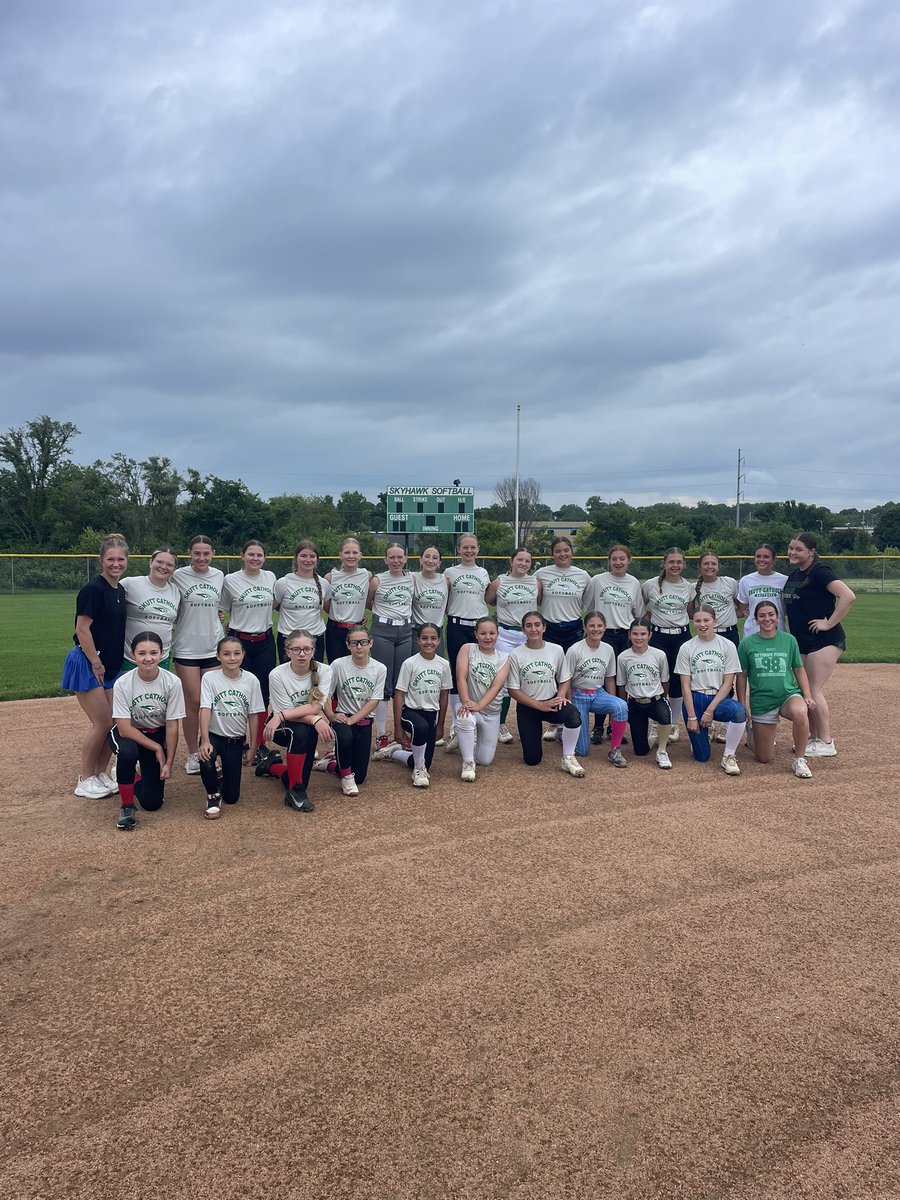 SkuttSoftball's tweet photo. Great middle school camp!! Lots of talented kids on campus. Fun to see everyone. Make sure to come watch us play this Fall. Roll Hawks💚 https://t.co/GBb1FU2oGZ