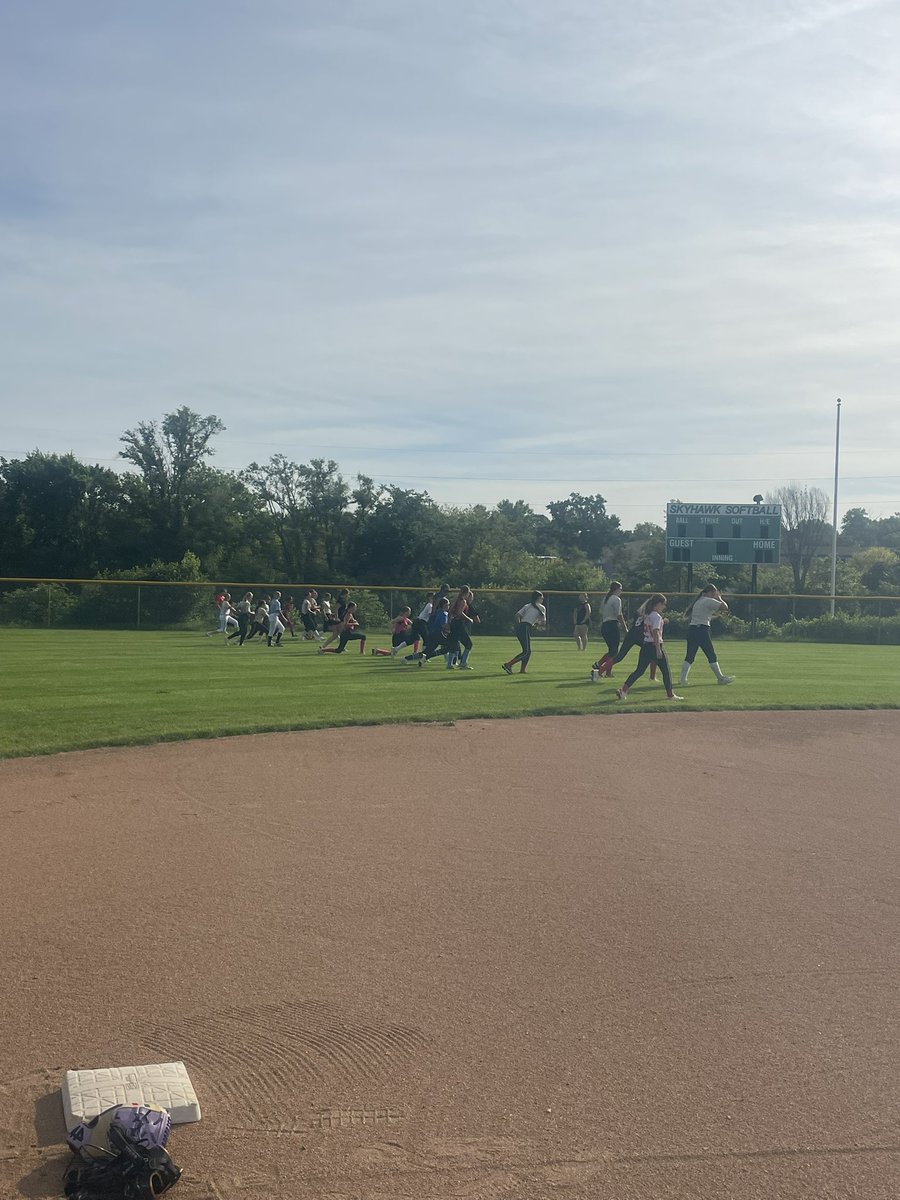 SkuttSoftball's tweet photo. Great middle school camp!! Lots of talented kids on campus. Fun to see everyone. Make sure to come watch us play this Fall. Roll Hawks💚 https://t.co/GBb1FU2oGZ