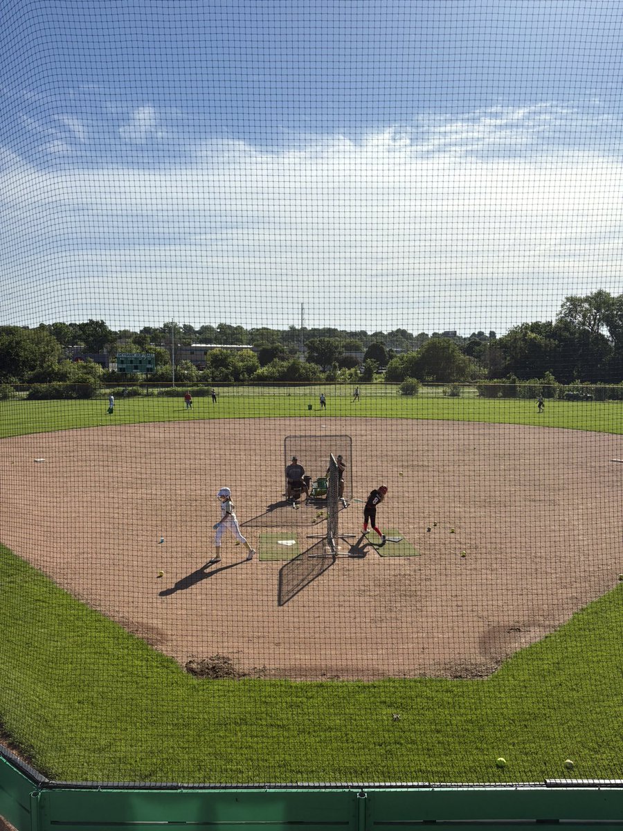 SkuttSoftball's tweet photo. Great middle school camp!! Lots of talented kids on campus. Fun to see everyone. Make sure to come watch us play this Fall. Roll Hawks💚 https://t.co/GBb1FU2oGZ