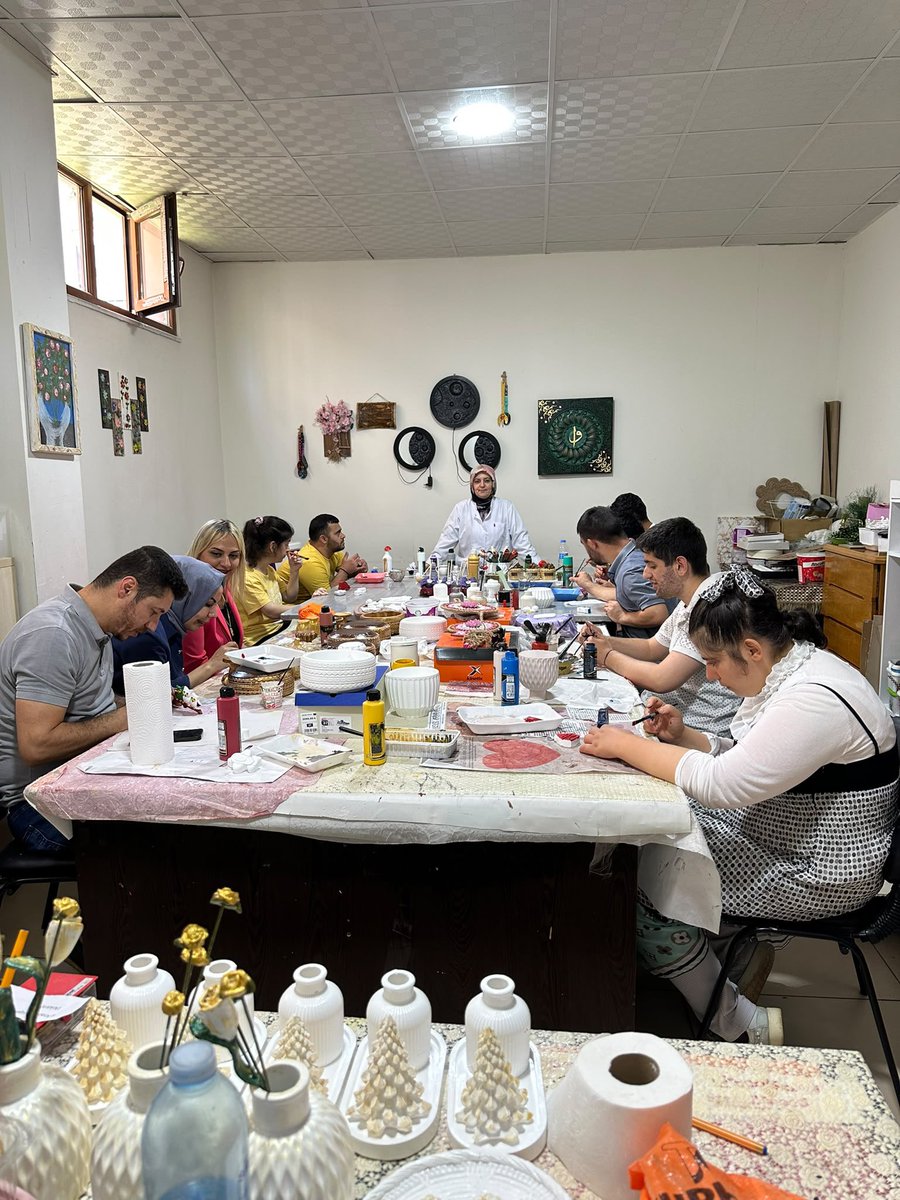 bingolashm12's tweet photo. 📍ADEM 2
İl Müdürlüğümüze bağlı Gündüzlü Bakım ve Rehabilitasyon Merkezinden hizmet  Özel çocuklarımız bugün ADEM 2’nin misafiri oldu. Seramik boyama etkinliği ve pasta kesimiyle keyifli anlar yaşayandı
Nazik davetleri ve samimi ev sahiplikleri için teşekkür ederiz. https://t.co/p5LXRZrwJN