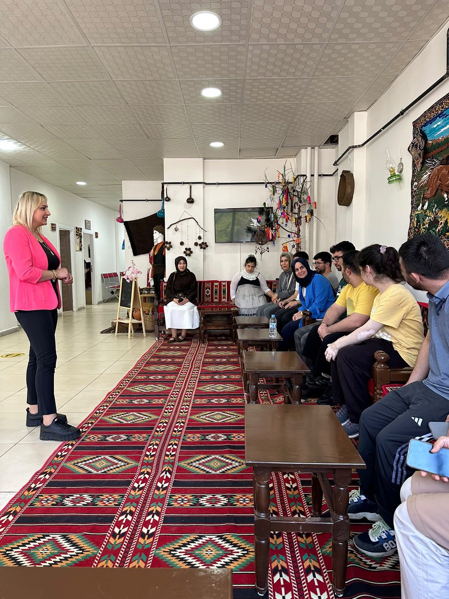 bingolashm12's tweet photo. 📍ADEM 2
İl Müdürlüğümüze bağlı Gündüzlü Bakım ve Rehabilitasyon Merkezinden hizmet  Özel çocuklarımız bugün ADEM 2’nin misafiri oldu. Seramik boyama etkinliği ve pasta kesimiyle keyifli anlar yaşayandı
Nazik davetleri ve samimi ev sahiplikleri için teşekkür ederiz. https://t.co/p5LXRZrwJN