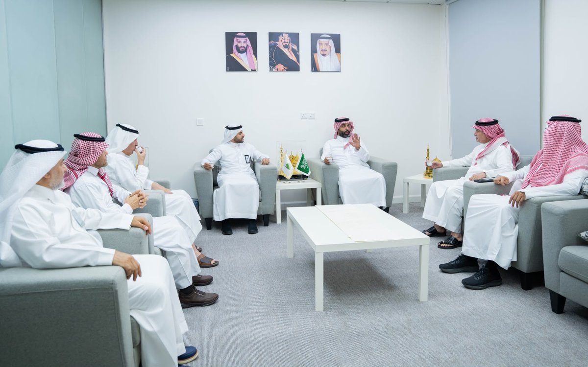 MadinahAward's tweet photo. استقبلت مؤسسة #جائزة_المدينة_المنورة سعادة المهندس متعب الشهراني، الرئيس التنفيذي لشركة تطوير التعليم القابضة @tatweers_sa، حيث اطّلع على أبرز جوائز المؤسسة ومبادراتها، وكان في استقباله سعادة الأمين العام المهندس محمد عباس وعدد من منسوبي مؤسسة الجائزة.
@imarat_almadina https://t.co/zDeD72cn6L