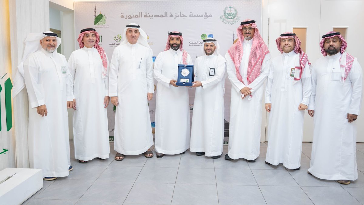 MadinahAward's tweet photo. استقبلت مؤسسة #جائزة_المدينة_المنورة سعادة المهندس متعب الشهراني، الرئيس التنفيذي لشركة تطوير التعليم القابضة @tatweers_sa، حيث اطّلع على أبرز جوائز المؤسسة ومبادراتها، وكان في استقباله سعادة الأمين العام المهندس محمد عباس وعدد من منسوبي مؤسسة الجائزة.
@imarat_almadina https://t.co/zDeD72cn6L