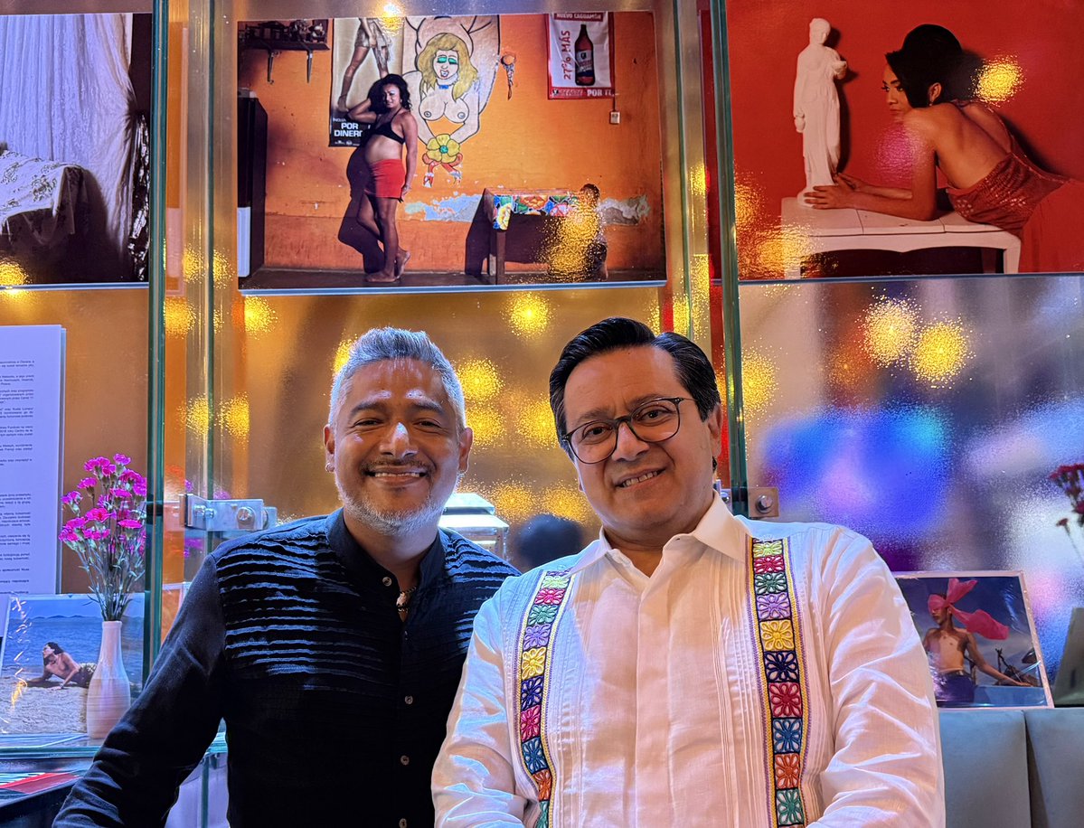 EmbamexPolonia's tweet photo. Gracias a las organizaciones de la sociedad civil de Polonia 🇵🇱 y activistas presentes en la inauguración de la exposición de Nelson Morales.
Sus fotografías se expondrán mañana en la Gala de 25 años de la Marcha del Orgullo 🏳️‍🌈  🏳️‍⚧️ de Varsovia y el sábado 13 en el Pride Village. https://t.co/dV6eJyzAIy