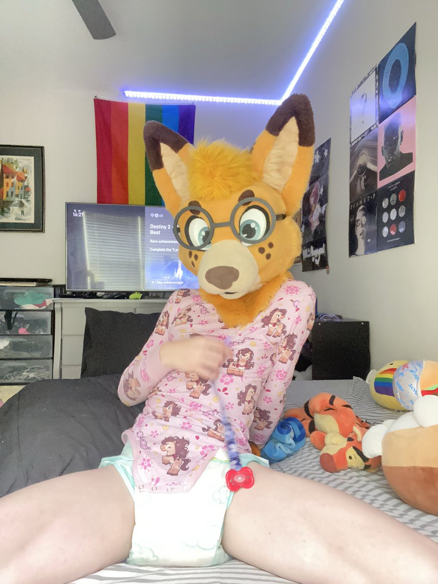 SoggySophi's tweet photo. “OH YEAH I forgot about ma binky, CANT forget the binky” 😌 https://t.co/C6NylMvDe8