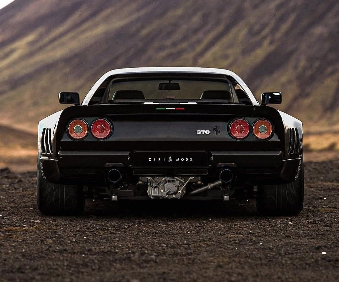 DailyFerrariTM's tweet photo. All black GTO https://t.co/YekdQYRpRo