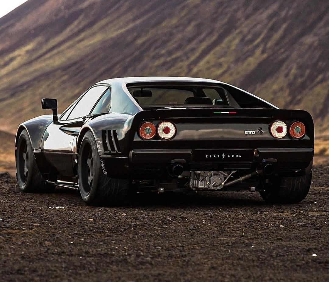 DailyFerrariTM's tweet photo. All black GTO https://t.co/YekdQYRpRo