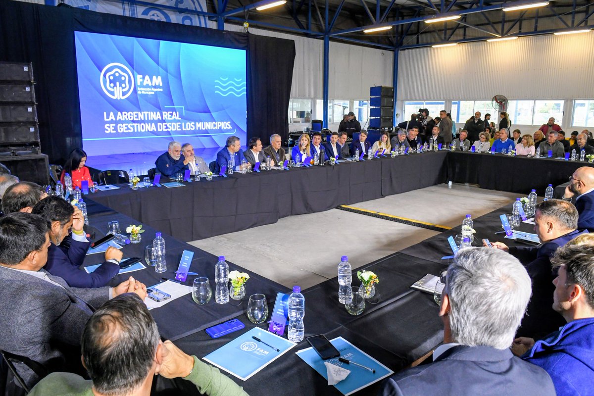 RobertoFeletti's tweet photo. En el día de ayer participé del Encuentro Regional de la Federación Argentina de Municipios (FAM). En el mismo compartimos un análisis sobre las transformaciones estructurales que atraviesa la Argentina y los desafíos que enfrenta el movimiento nacional para construir una alternativa al modelo que hoy impulsa el gobierno de Javier Milei.

Conversamos sobre el deterioro del salario y del mercado interno, la necesidad de recuperar políticas que vuelvan a vincular crecimiento económico con empleo y distribución del ingreso, la urgencia de discutir los condicionamientos que impone el endeudamiento con el Fondo Monetario Internacional y la importancia de reconstruir una estrategia de integración regional que tenga a Brasil como socio central para el desarrollo argentino.

Frente a un modelo que consolida la concentración económica y debilita el entramado productivo nacional, es imprescindible volver a pensar el rol del Estado en la regulación de los mercados y en la defensa del trabajo, la producción y el poder adquisitivo de nuestro pueblo.

Agradezco a @FerEspinozaOK, presidente de la @FAM_Argentina, por la invitación y la posibilidad de compartir este intercambio junto a intendentes, concejales y representantes de gobiernos locales de todo el país.