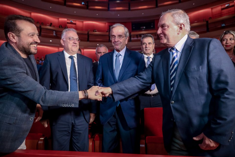 VanDerTraap's tweet photo. Όχι δεν είναι ο Κωστάκης ο Καραμανλής, ούτε ο άλλος είναι ο Αντωνάκης ο Σαμαράς αυτοί που χαιρετούν εγκάρδια αυτόν που το κόμμα του έστησε την μεγαλύτερη δικαστική σκευωρία για να τους καταστρέψει.
Κάποιοι άλλοι είναι που τους μοιάζουν, ξαδέρφια τους απ'το χωριό.
Δεν τους ξέρετε! https://t.co/gHUhv4BZ9V