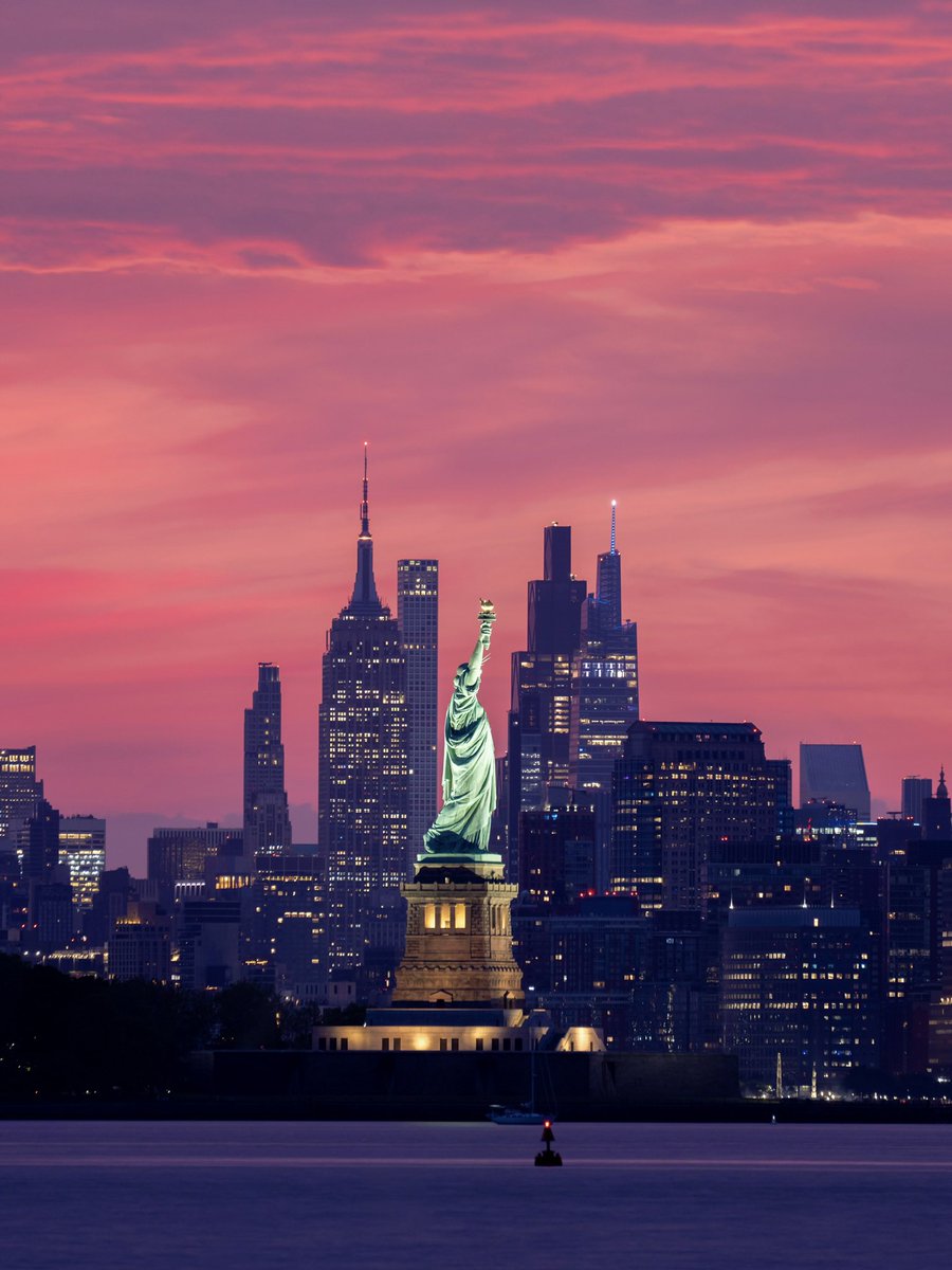DanTVusa's tweet photo. “Pretty in Pink” 💕
#NewYorkCity looking stunning this morning just before sunrise. https://t.co/qqtWONbbQC