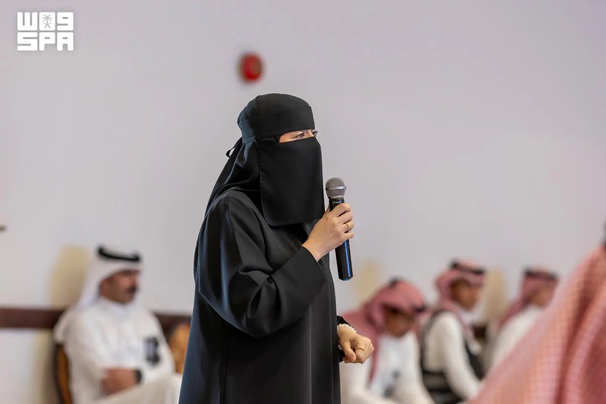 AlmubarkLama1's tweet photo. حضرت اليوم الملتقى الأول للجمعيات الأهلية والوحدات الإشرافية بمنطقة الجوف، والذي نظمه مركز تمكين القطاع غير الربحي بمكتب تحقيق الرؤية بإمارة المنطقة تحت شعار (بناء الشراكات الفاعلة)

بعيدًا عن تفاصيل الملتقى نفسها، لفتني المعنى الأعمق خلف هذا الحراك! فحين يجد القطاع غير الربحي هذا القدر من الاهتمام والرعاية والمتابعة، فإن الرسالة تتجاوز دعم الجمعيات إلى الإيمان بدورها كشريك تنموي حقيقي في صناعة الأثر.

ما نشهده اليوم في الجوف يعكس اهتمامًا واضحًا بتنمية القطاع غير الربحي وتعزيز حضوره ورفع كفاءته، وهو اهتمام يبدو امتدادًا لحرص سمو أمير منطقة الجوف على دعم هذا القطاع وتمكينه من أداء دوره التنموي والمجتمعي بما يتوافق مع مستهدفات رؤية المملكة 2030.

الملتقى ناقش الحوكمة والامتثال، والأدوار التنظيمية والإشرافية، والفرص التنموية، والشراكات بين القطاعات المختلفة، وهي موضوعات تمثل اليوم أساس بناء قطاع غير ربحي أكثر نضجًا واستدامة وتأثيرًا.

وإذا كان هذا الملتقى هو النسخة الأولى، فالمأمول أن تكون بداية لسلسلة من المبادرات والملتقيات التي تعزز التكامل بين الجهات المختلفة، وتفتح آفاقًا أوسع للشراكات النوعية، وتدعم مسيرة القطاع غير الربحي في منطقة الجوف نحو أثر تنموي أكبر وأكثر استدامة. 

كل الشكر لسعادة الرئيس التنفيذي لمركز تمكين القطاع غير الربحي بإمارة المنطقة سعادة الدكتور عبدالله الجابر 
و كل الشكر لسعادة المشرف العام على مكتب تحقيق الرؤية بإمارة منطقة الجوف المستشار الخاص لسمو امير المنطقة د. احمد السناني على تنظيمهم هذا الملتقى و اعلان السلسلة القادمة من الملتقيات التي تعنى بدعم و تمكين القطاع في المنطقة.