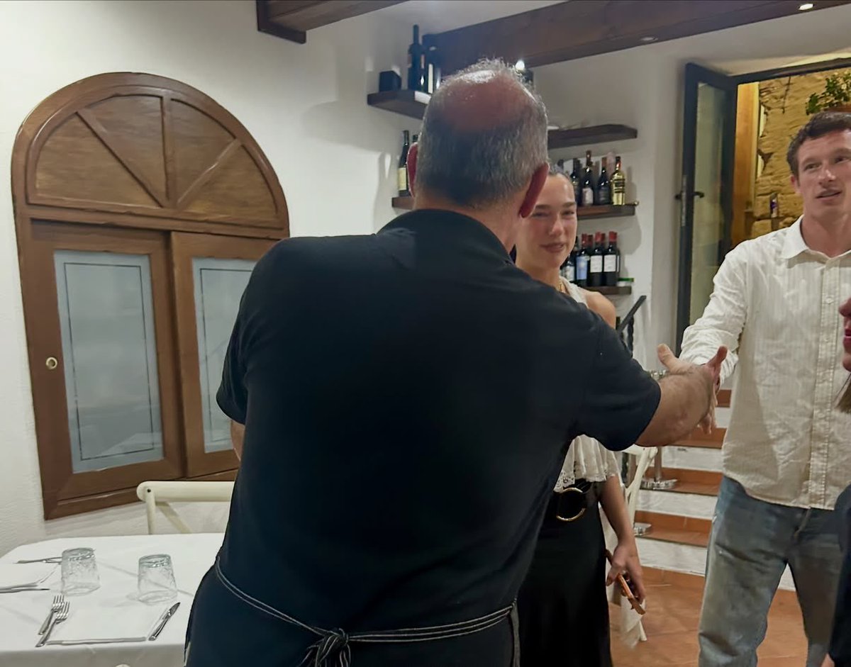 dlipahungary's tweet photo. 📸 | @DUALIPA with the team of Il Convivio restaurant in Tropea, Italy last night (via il_convivio_tropea)

“We're so incredulous, but equally proud to have had such a caliber artist for dinner! We're honored to have been chosen, DIRECTLY BY HER (without any referrals), as a stop for dinner during her wonderful honeymoon.

Opportunities like these make us realize how important it is to take care of our Tropea! Thank you, DUA LIPA and CALLUM TURNER, for your kindness! ♥️”