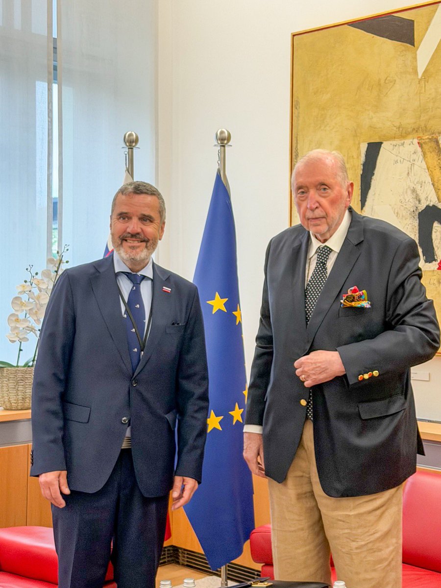TKajzer's tweet photo. Hvala prof. dr. Dimitriju Ruplu @DimitrijRupel prvemu zunanjemu ministru 🇸🇮 za današnji obisk na @MZEZ_RS. Hvaležni smo za njegovo profesionalno delo pri  vzpostavljanju države, in za njegova prizadevanja za priznanje samostojne države. Pustil je poseben pečat kot zunanji minister  pri vodenju diplomacije in zastopanju 🇸🇮 na mednarodni ravni, posebej v času včlanjevanja v 🇪🇺 in @NATO . Njegovo življenjsko delo na področju zunanje politike in diplomacije, tako na akademski kot v aktivni diplomatski službi, je izjemno in neprecenljivo.

V pogovoru sva se strinjala, da so odnosi s sosedi, krepitev regionalnega sodelovanja v srednjeevropskem prostoru, močna vpetost 🇸🇮 v #EU & #NATO ter tesni transatlantski odnosi z #ZDA 🇺🇸 nepogrešljivi stebri uspešne zunanje politike Slovenije. @vladaRS