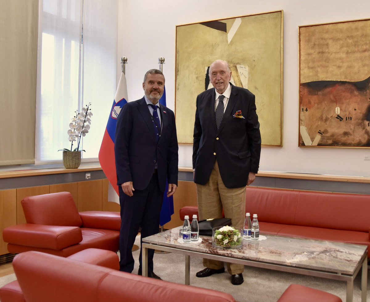 TKajzer's tweet photo. Hvala prof. dr. Dimitriju Ruplu @DimitrijRupel prvemu zunanjemu ministru 🇸🇮 za današnji obisk na @MZEZ_RS. Hvaležni smo za njegovo profesionalno delo pri  vzpostavljanju države, in za njegova prizadevanja za priznanje samostojne države. Pustil je poseben pečat kot zunanji minister  pri vodenju diplomacije in zastopanju 🇸🇮 na mednarodni ravni, posebej v času včlanjevanja v 🇪🇺 in @NATO . Njegovo življenjsko delo na področju zunanje politike in diplomacije, tako na akademski kot v aktivni diplomatski službi, je izjemno in neprecenljivo.

V pogovoru sva se strinjala, da so odnosi s sosedi, krepitev regionalnega sodelovanja v srednjeevropskem prostoru, močna vpetost 🇸🇮 v #EU & #NATO ter tesni transatlantski odnosi z #ZDA 🇺🇸 nepogrešljivi stebri uspešne zunanje politike Slovenije. @vladaRS
