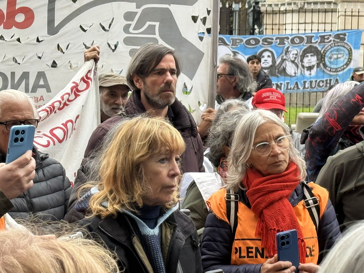 PTSarg's tweet photo. ✊ Como cada miércoles, acompañaron la ronda de jubilados en el Congreso para exigir medicamentos y el fin del ajuste sobre quienes trabajaron toda su vida. También expresaron su solidaridad con el reclamo contra el recorte a la salud pública y por salarios dignos para los médicos del PAMI. Luego marcharán en apoyo a las y los trabajadores de FATE. La unidad de las luchas es el camino para enfrentar el ajuste. 

Estuvo presente el diputado @NicolasdelCano 

🩺👵🏽🛞🔥