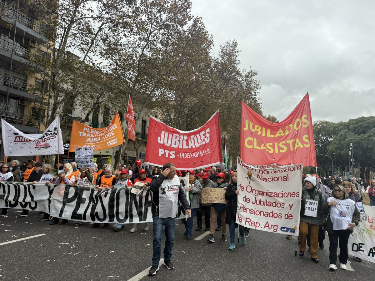 PTSarg's tweet photo. ✊ Como cada miércoles, acompañaron la ronda de jubilados en el Congreso para exigir medicamentos y el fin del ajuste sobre quienes trabajaron toda su vida. También expresaron su solidaridad con el reclamo contra el recorte a la salud pública y por salarios dignos para los médicos del PAMI. Luego marcharán en apoyo a las y los trabajadores de FATE. La unidad de las luchas es el camino para enfrentar el ajuste. 

Estuvo presente el diputado @NicolasdelCano 

🩺👵🏽🛞🔥