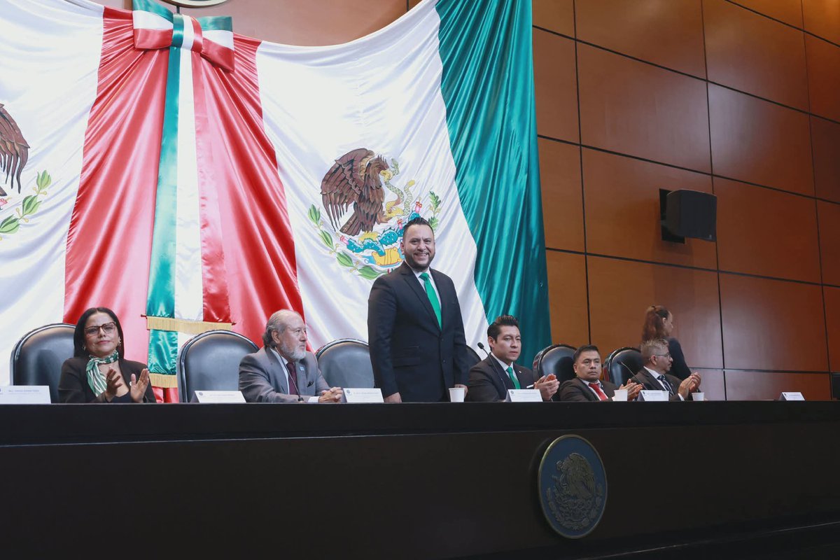 MxDisruptivo's tweet photo. Juventud y vocación de servicio: Celebran la 5ª Edición de los Reconocimientos Nacionales al Mérito Estudiantil 2026

https://t.co/tArtA1wUnM https://t.co/QNI7bS5Oke