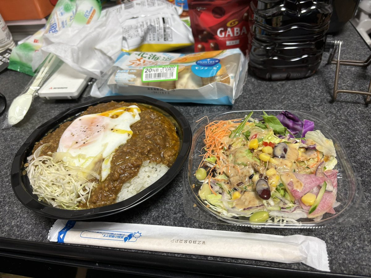 monmo12345's tweet photo. 昨日の昼飯はキーマカレーとサラダ🥗 https://t.co/nFqrl3Kagm