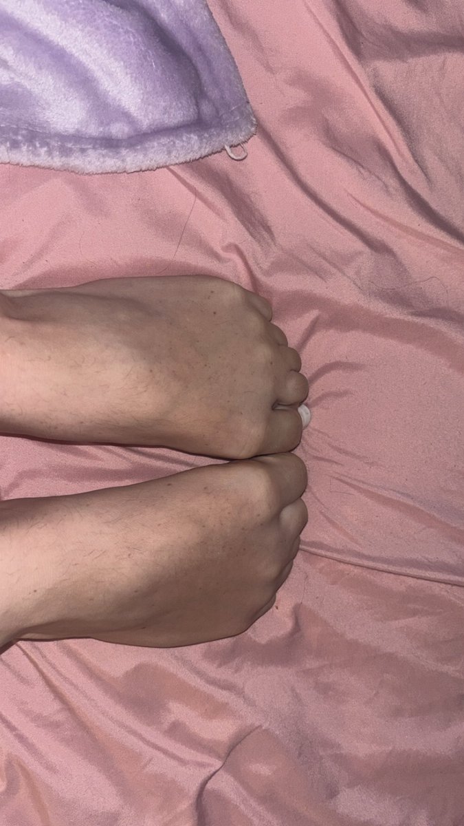 Kayleemae1290's tweet photo. who wants to see the new pedi??😘😘 https://t.co/lcWPw3LKCK