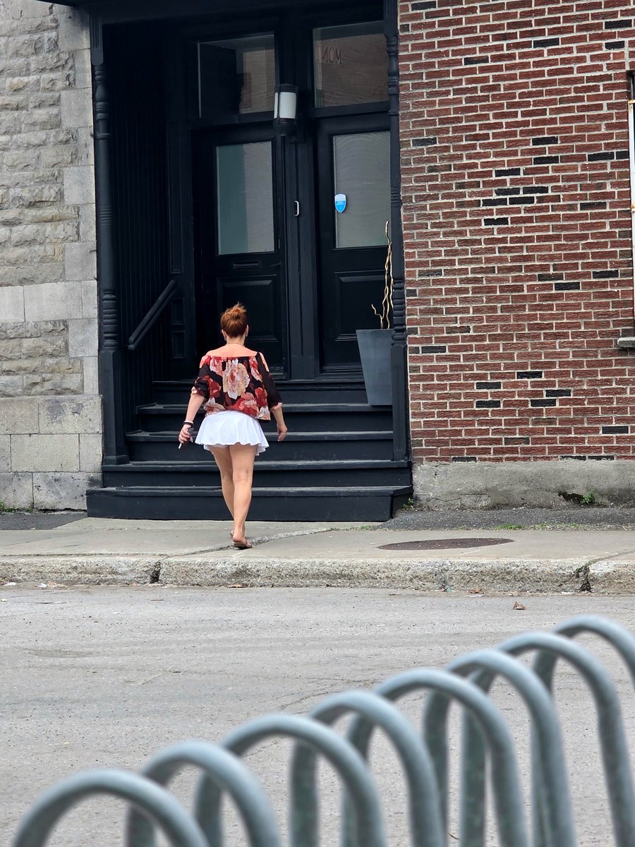 QueensDeehive's tweet photo. Somewhere in Montrèal unbothered.

👑🐝#Deehive #Montreal https://t.co/h4IHJL0Gtr