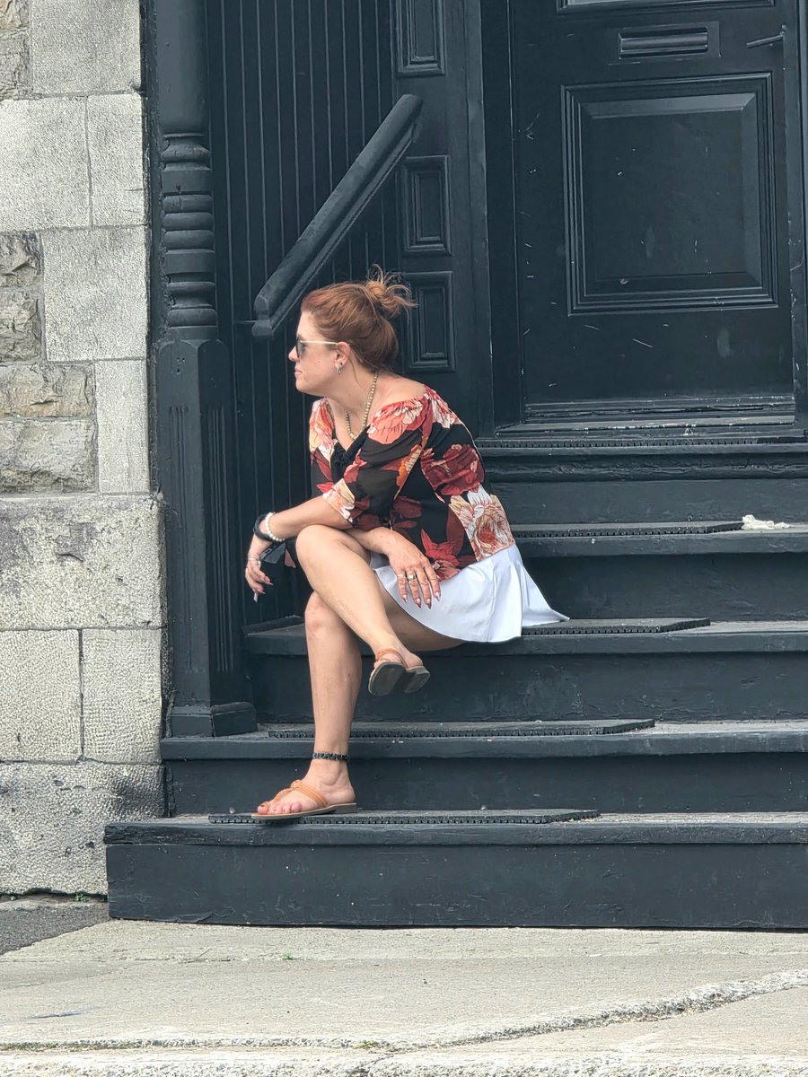 QueensDeehive's tweet photo. Somewhere in Montrèal unbothered.

👑🐝#Deehive #Montreal https://t.co/h4IHJL0Gtr