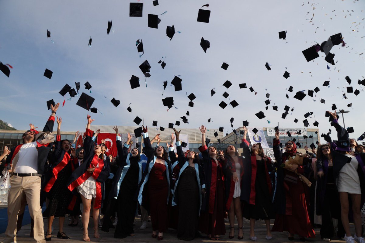 dbiran's tweet photo. 🎓 ODÜ’de Mezuniyet Heyecanına Ortak Olduk

Ordu Üniversitesi Mezuniyet Töreni, Düriye Çetinceviz Anaokulu Mezuniyeti ve 3. Yaş Üniversitesi’nin mezuniyet programlarında yer aldık.

Bu özel gündemeslektaşımız Gazeteci Osman Şahin ile stajyer öğrencimiz Sıla Naz’ı yalnız bırakmadık.