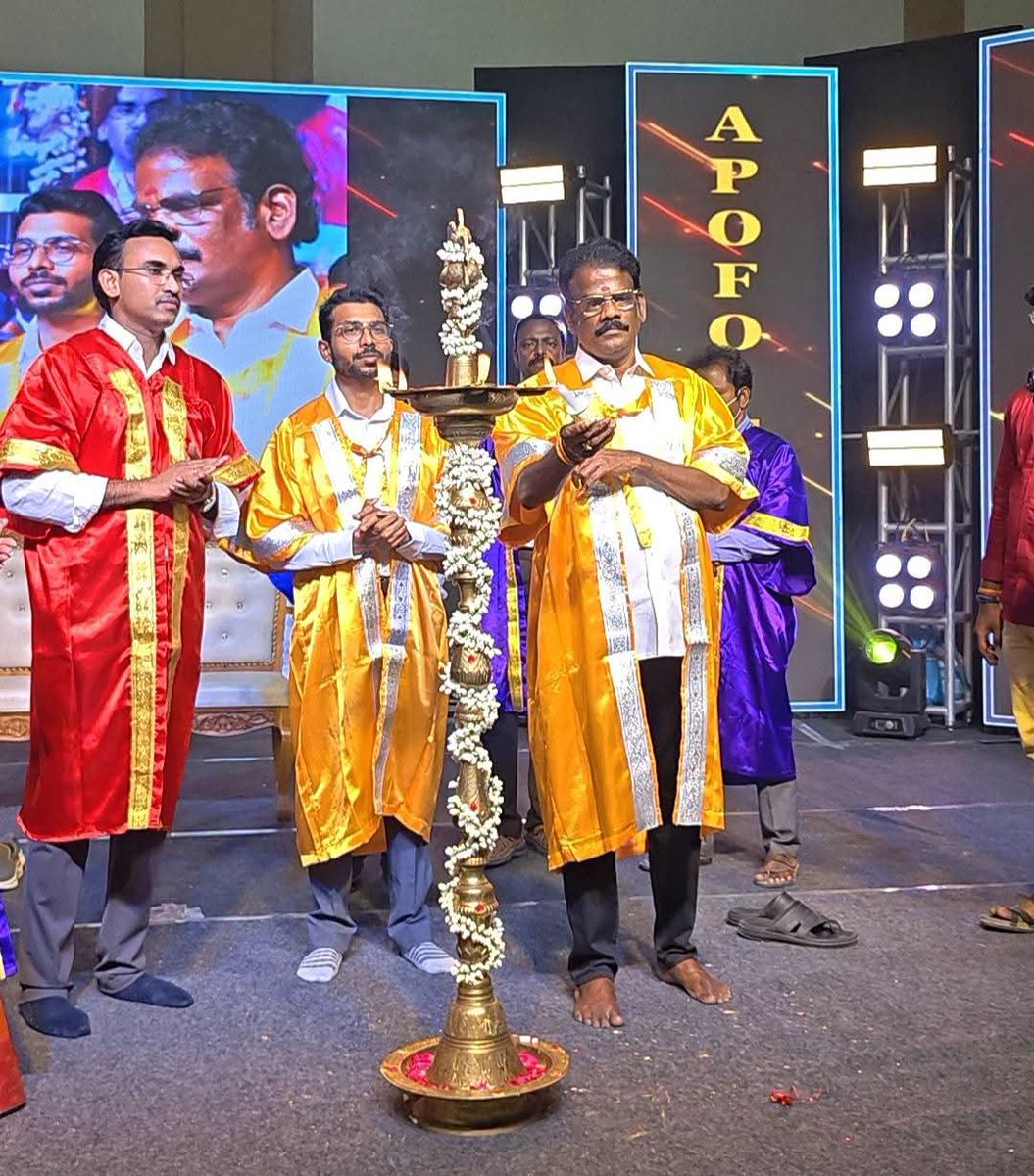 SivakumarState's tweet photo. இன்று விழுப்புரம் அரசு மருத்துவமனை மருத்துவக் கல்லூரியில் பதினோராம்  ஆண்டு பட்டமளிப்பு விழாவில் கலந்துகொண்டு மாணவர்களுக்கு பட்டங்களை வழங்கிய போது.. https://t.co/ErZsfnjZvg