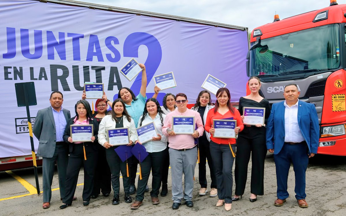 FEMSA's tweet photo. En #CocaColaFEMSA celebramos el cierre de la segunda edición de “Juntas en la Ruta” junto a @ScaniaMX 🚛🙌🏼

Con este programa, diez mujeres completaron con éxito seis semanas de capacitación, fortaleciendo sus habilidades técnicas y de conducción en el transporte de carga pesada para avanzar hacia una industria más diversa.

👉🏼 Detalles sobre este avance en inclusión aquí: https://t.co/S7LtiqWDlz

#JuntasEnLaRuta #SomosFEMSA