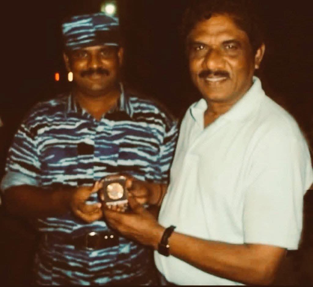 RiseOfLtte's tweet photo. எனக்கு அப்போது அந்தத் 
தீவிர உணர்வு இருந்தது. என்னென்னமோ நடந்து முடிந்துவிட்டது. காலங்கள் ஓடிவிட்டன. எவ்வளவு பெரிய வீரர்கள் அந்த இளைஞர்கள். பெண் புலிகளைப் பார்த்து வியந்துபோயிருக்கிறேன். 
அவர்களைப்போல் போராளிகளைப் பார்ப்பது அரிது. 

இங்கிருந்துகொண்டு, நாம் தமிழ் இனம், தமிழ்மொழி என்று பேசுகிறோம். ஆனால், இனம், மொழி, நிலம், குறித்துப் பேச கூடுதல் உரிமை கொண்டவர்கள் ஈழத்தமிழர்கள்தான். 
ஈழப்பிரச்னை குறித்து படம் ஒன்றை இயக்கித் தரச் சொல்லி பிரபாகரன் கேட்டிருந்தார். உண்மையில், பிரபாகரனின் விருப்பத்தை நிறைவேற்ற முடியாமல் போனது குற்ற உணர்ச்சியாக இருக்கிறது"

-இயக்குனர் இமயம் பாரதிராஜா-

🙏🏻ஆழ்ந்த இரங்கல்🙏🏻